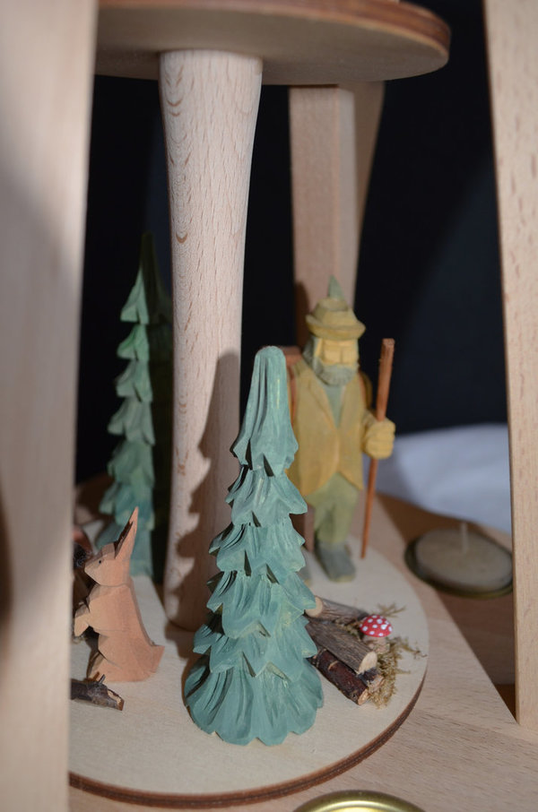 Holz Erzgebirgspyramide "Waldszene mit geschnitzten und colorierten Figuren" groß